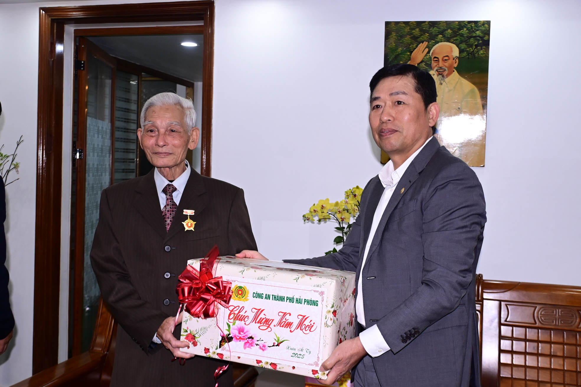 Thiếu tướng Vũ Thanh Chương - Giám đốc Công an thành phố thăm, tặng quà, chúc Tết tại quận Lê Chân